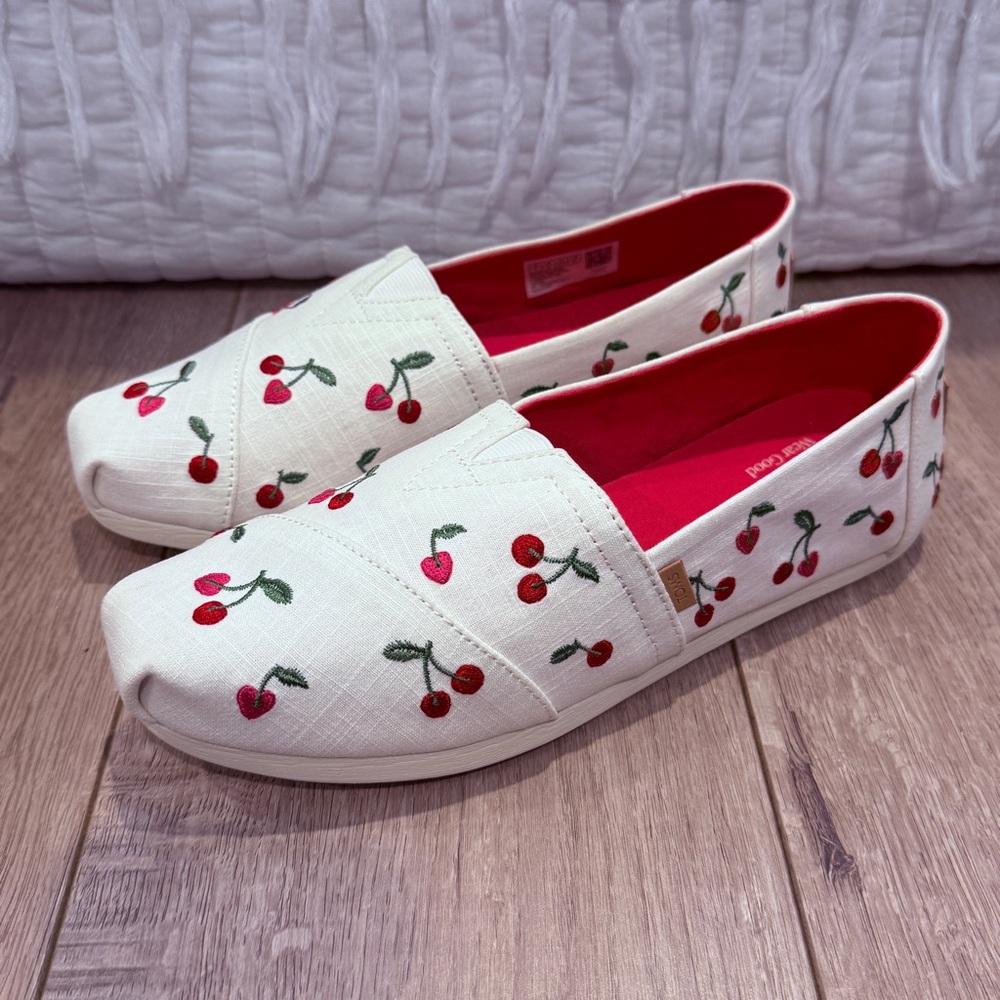 *NIB* Tom’s Cherry-Embroidered Slip-On Shoes